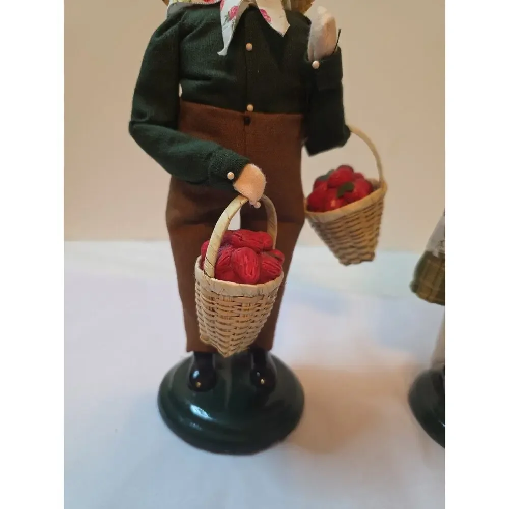 Byers Choice Caroler-Cries of London Girl And Boy Selling Strawberries (2010)